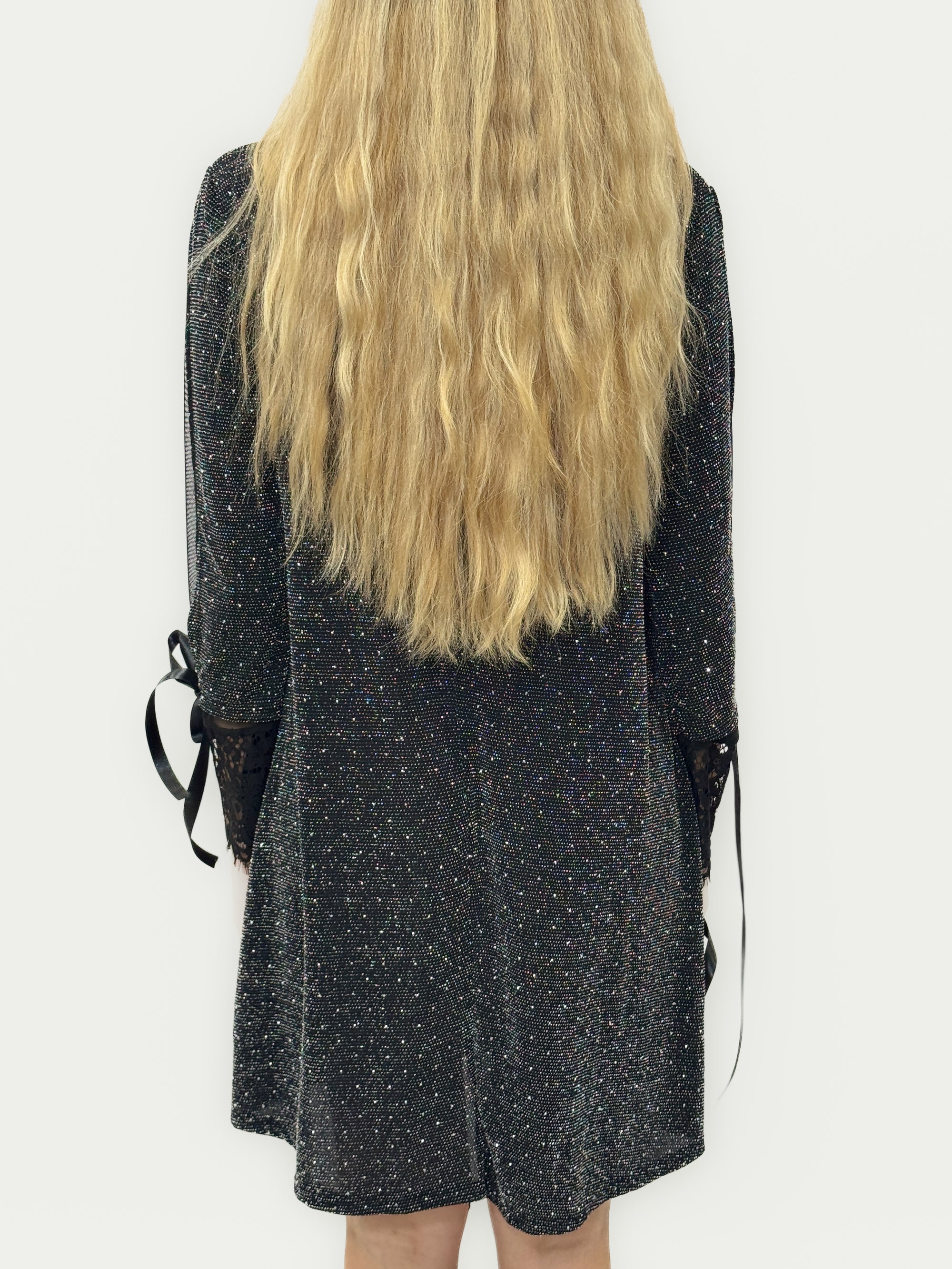 Abito Brillante con Maniche in Pizzo e Fiocchi