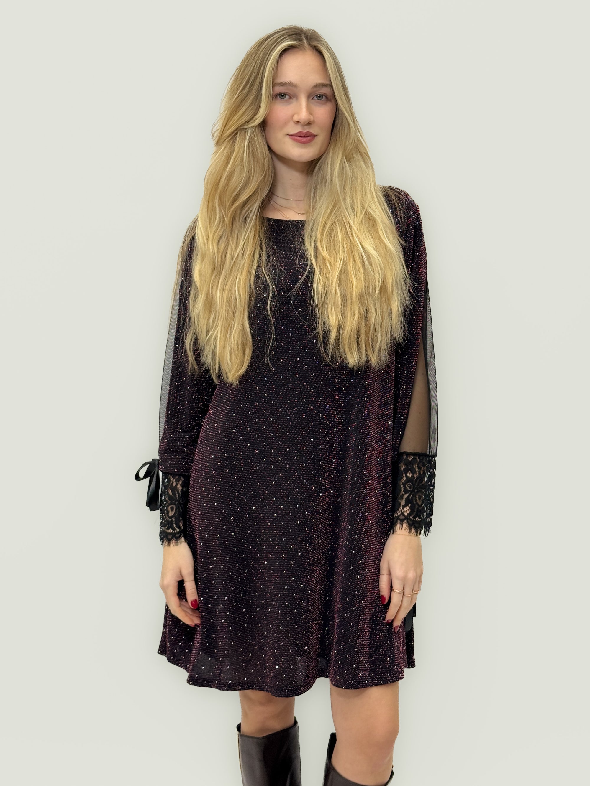 Abito Brillante con Maniche in Pizzo e Fiocchi