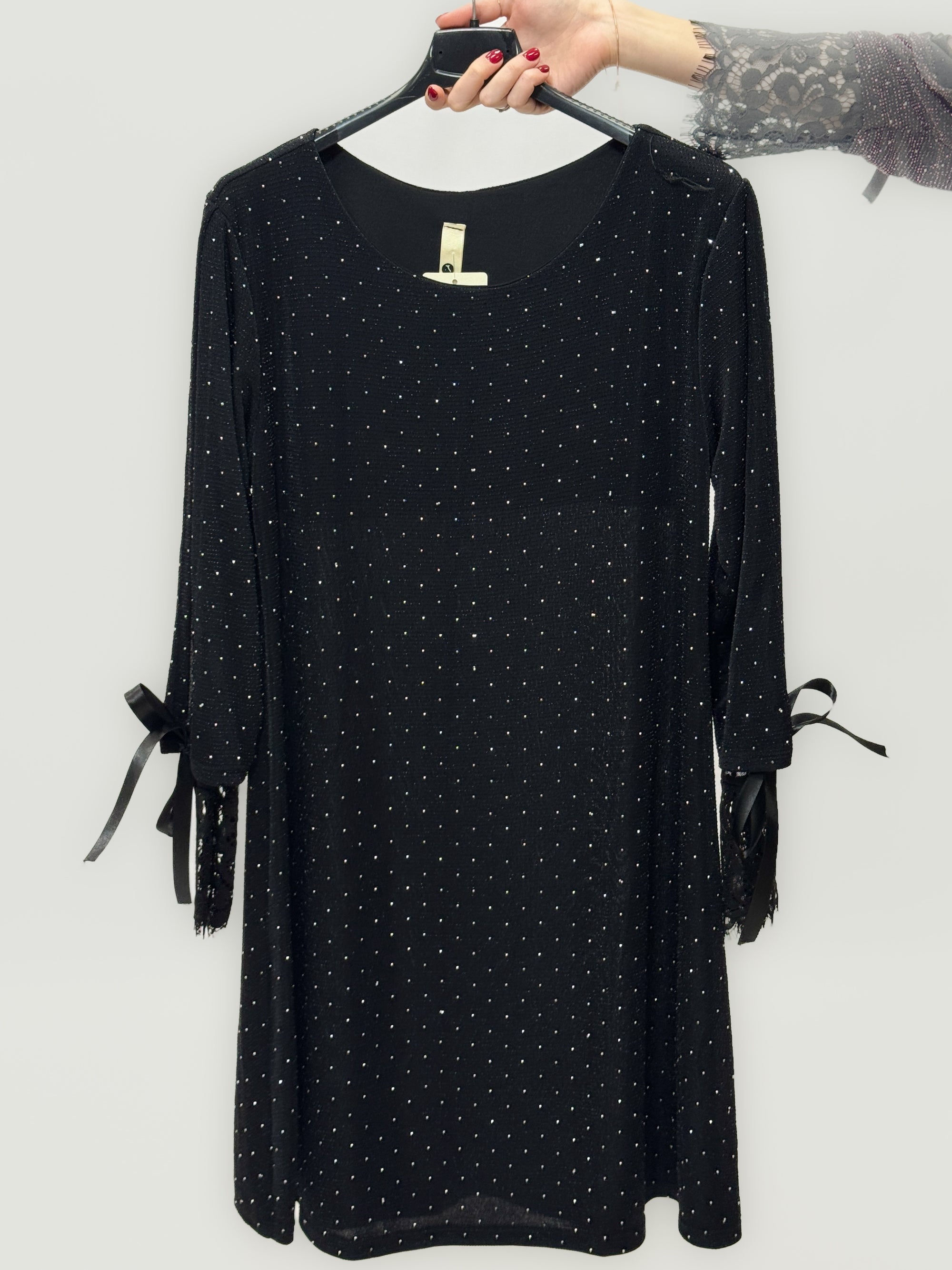 Abito Brillante con Maniche in Pizzo e Fiocchi