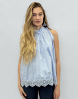 Top smanicato con collo alto e fondo in pizzo