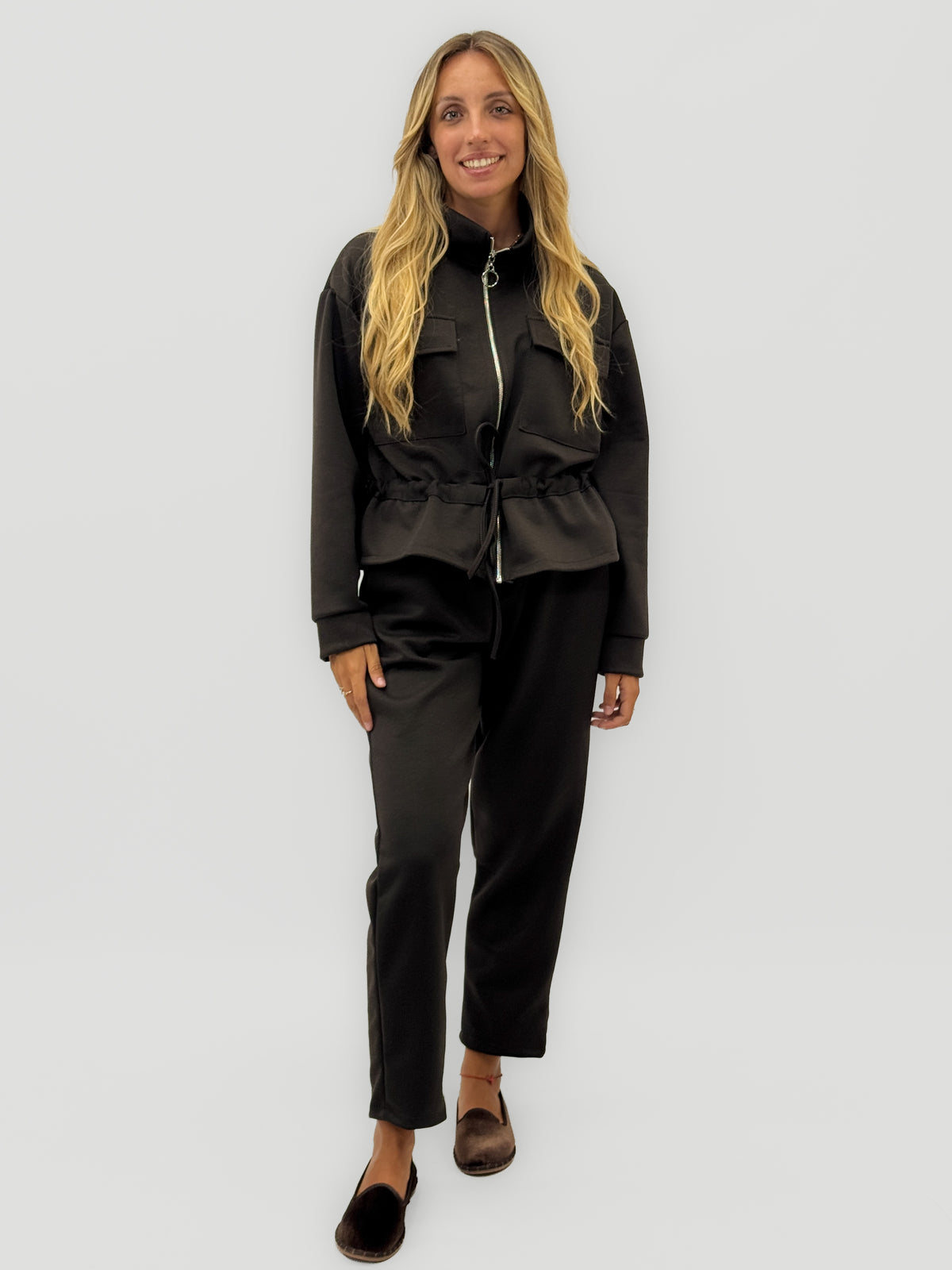 Completo donna con giacca zip e pantaloni