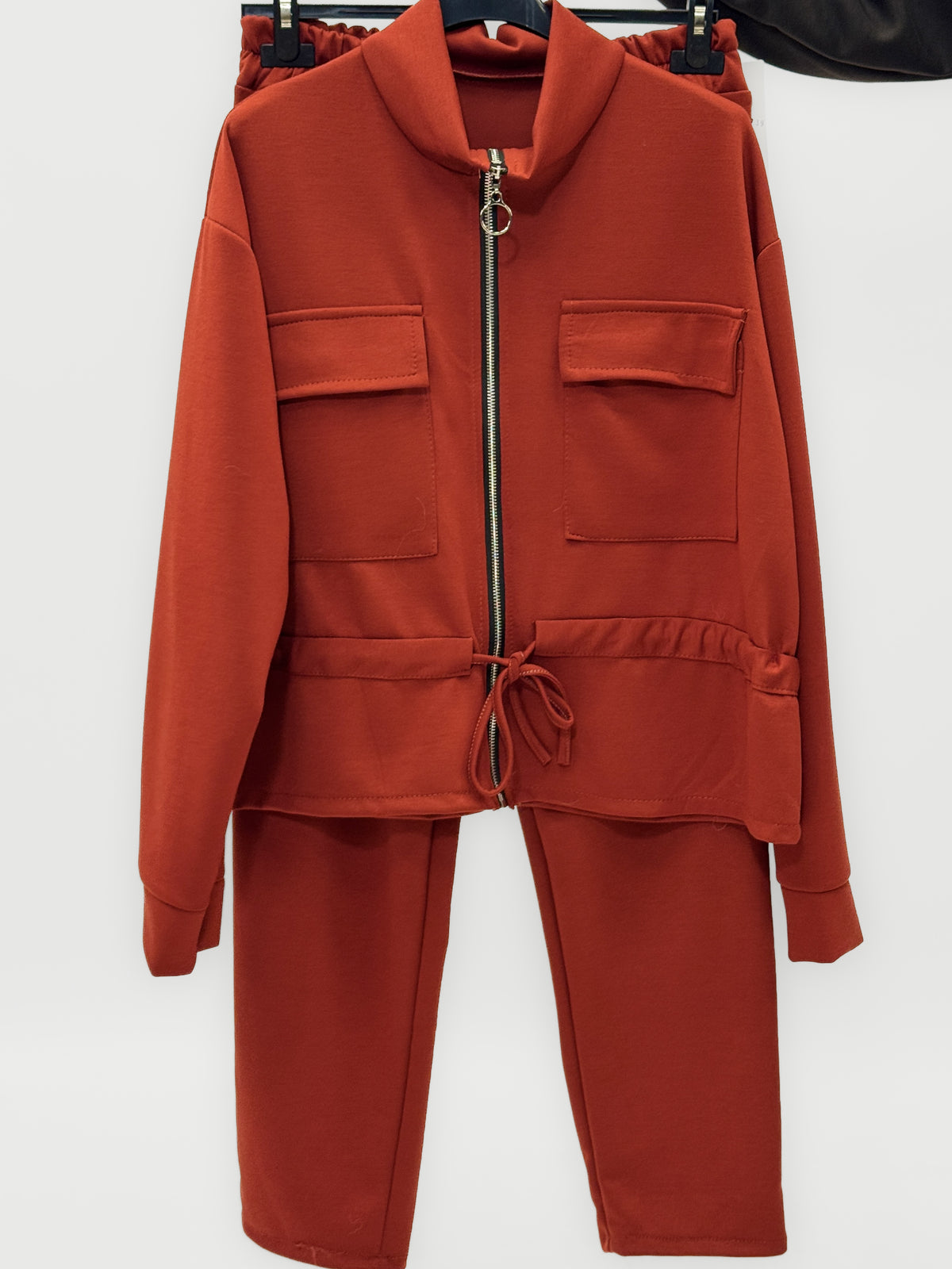 Completo donna con giacca zip e pantaloni
