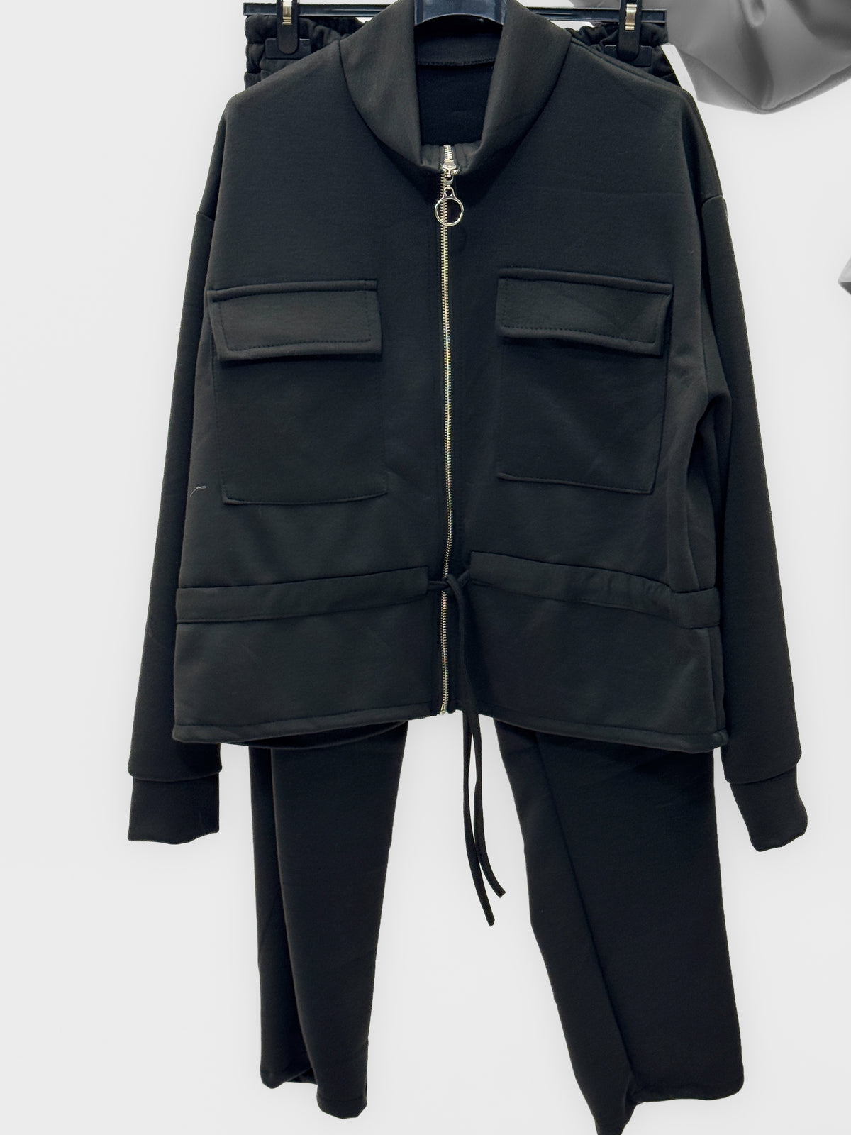 Completo donna con giacca zip e pantaloni