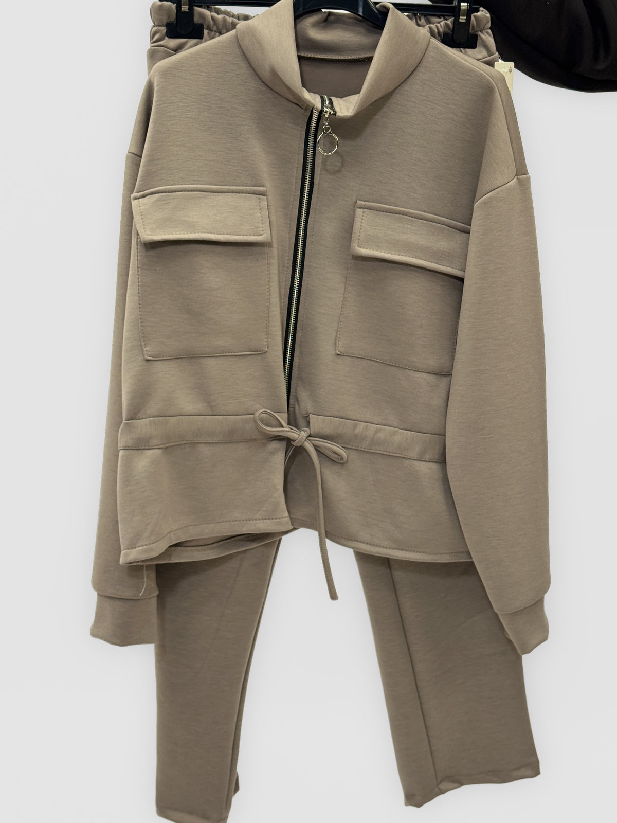 Completo donna con giacca zip e pantaloni