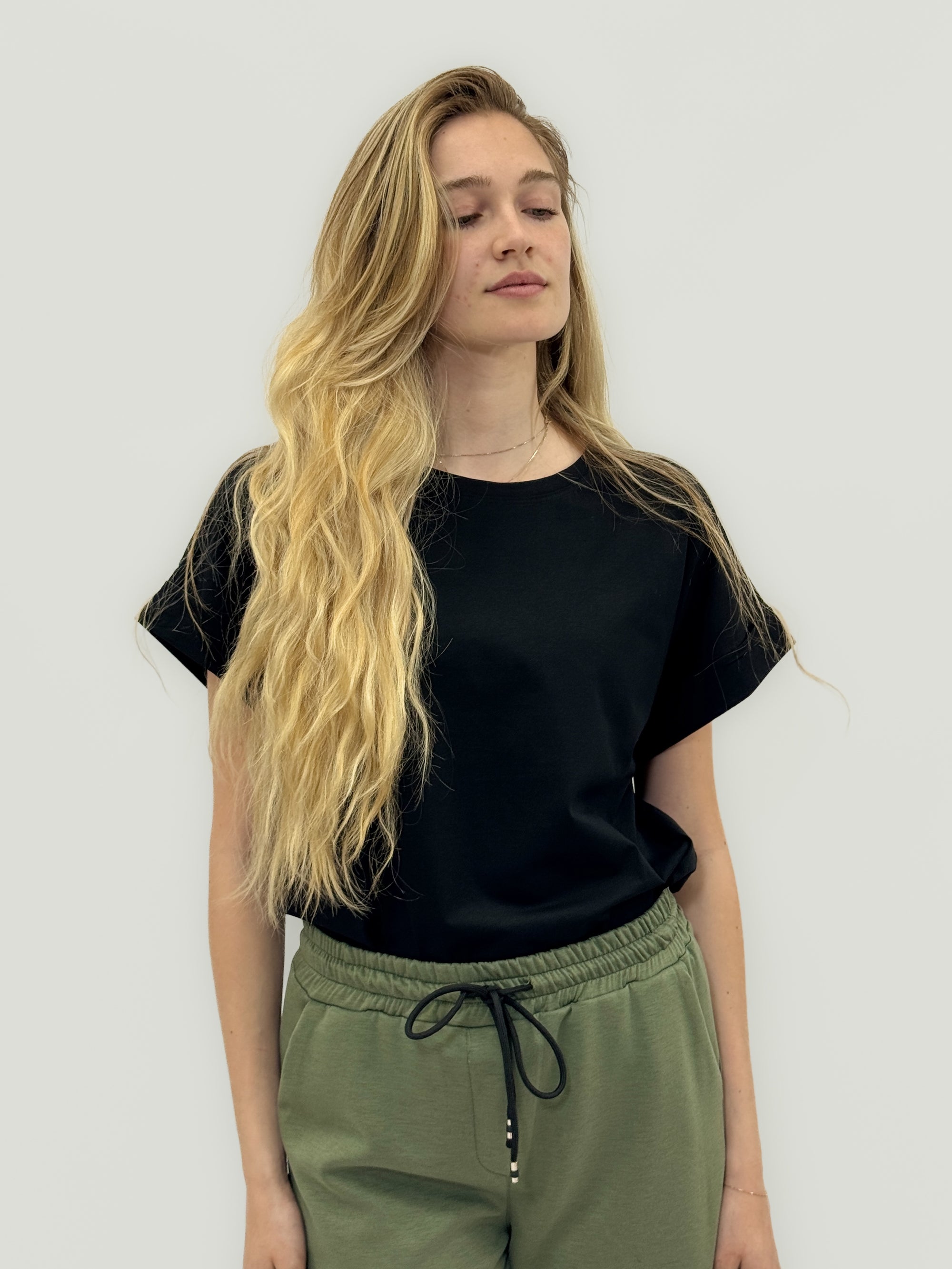 T-shirt basic in cotone con manica risvoltata