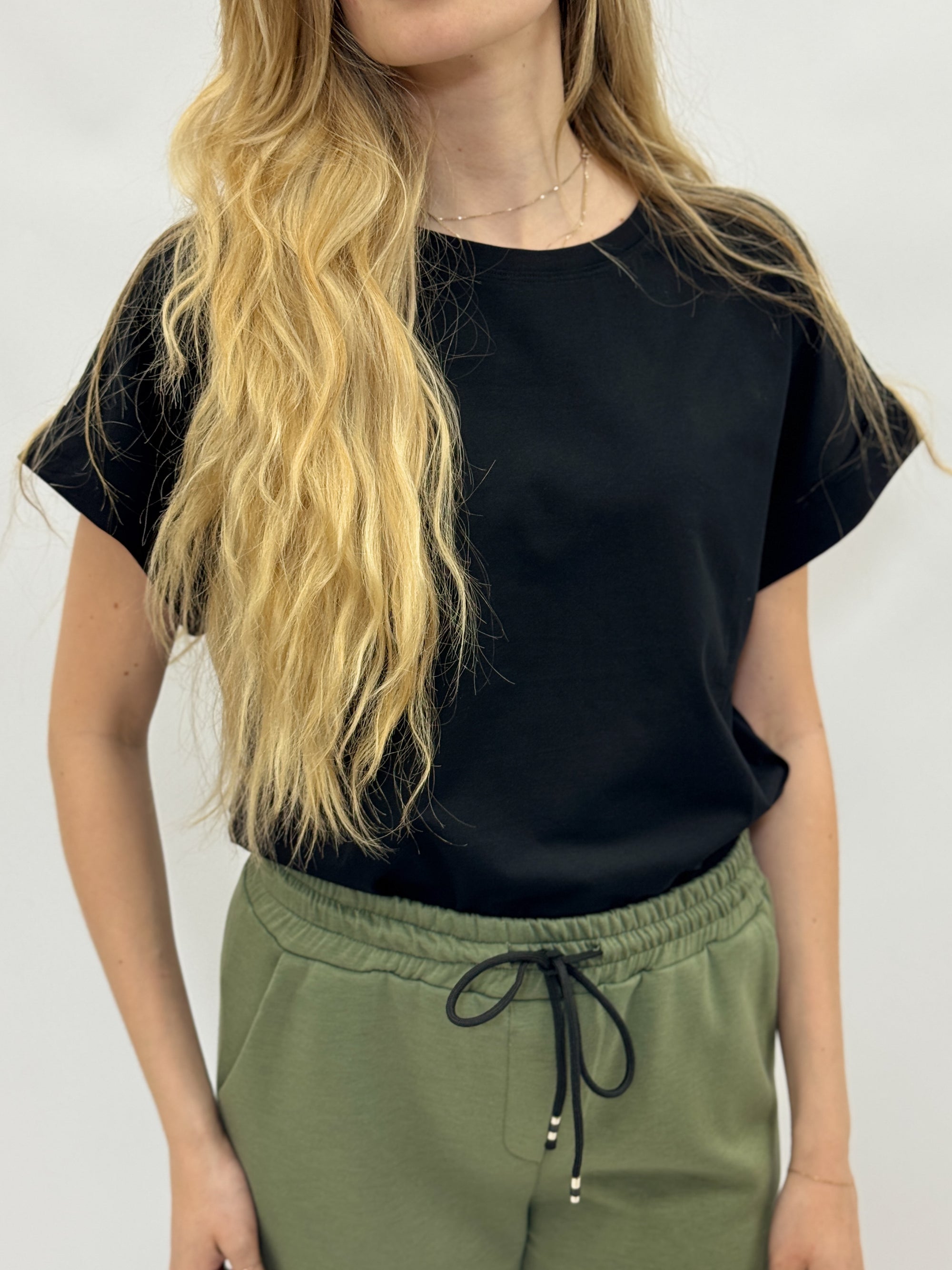 T-shirt basic in cotone con manica risvoltata