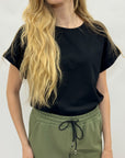 T-shirt basic in cotone con manica risvoltata