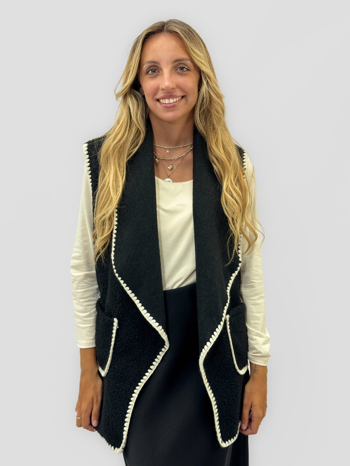 Gilet donna in maglia bouclé misto lana con bordi a contrasto