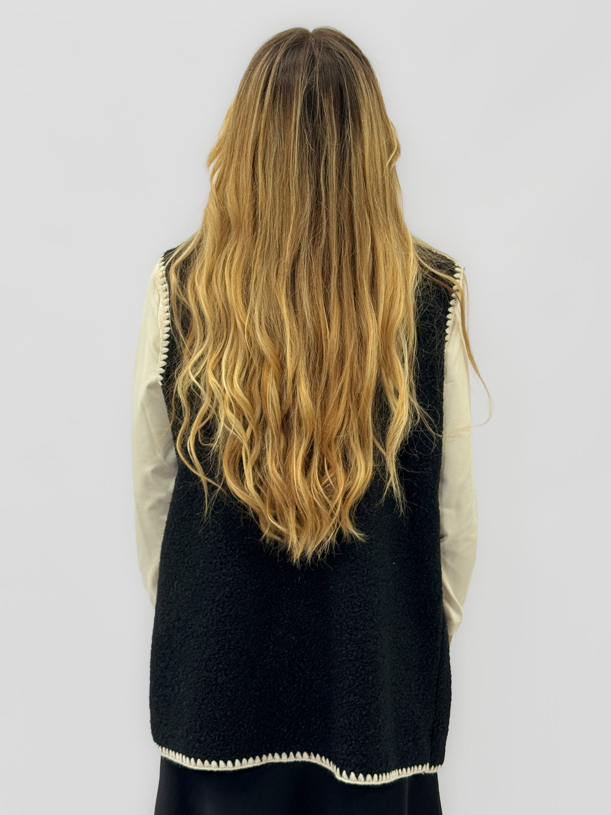 Gilet donna in maglia bouclé misto lana con bordi a contrasto