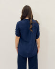 Camicia con maniche arrotolate