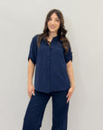 Camicia con maniche arrotolate