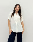 Camicia con maniche arrotolate