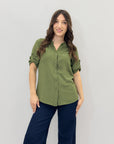 Camicia con maniche arrotolate