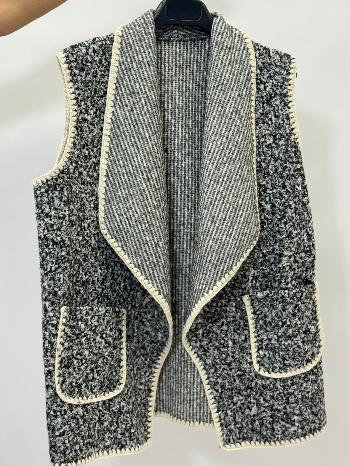 Gilet donna in maglia bouclé misto lana con bordi a contrasto