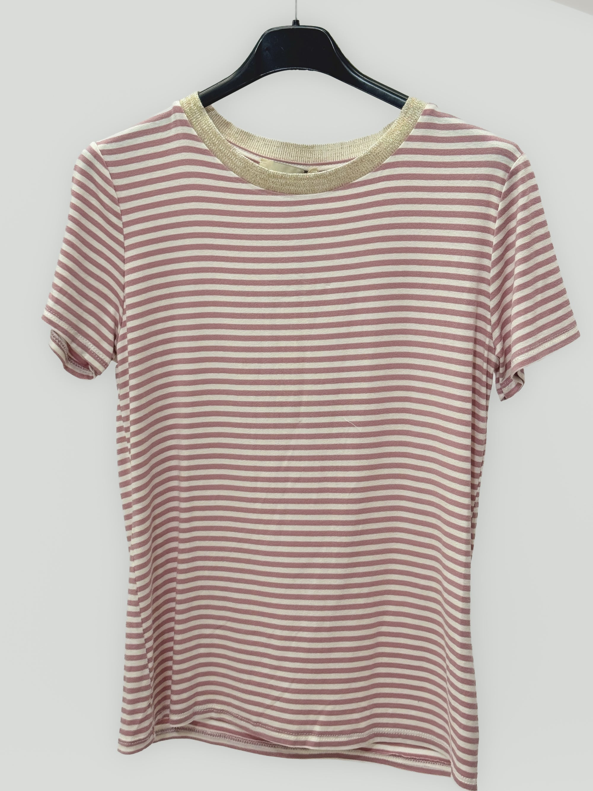 T-shirt rigata basic fit perfetta per ogni giorno