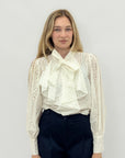 Camicia in pizzo sangallo con fiocco e rouches