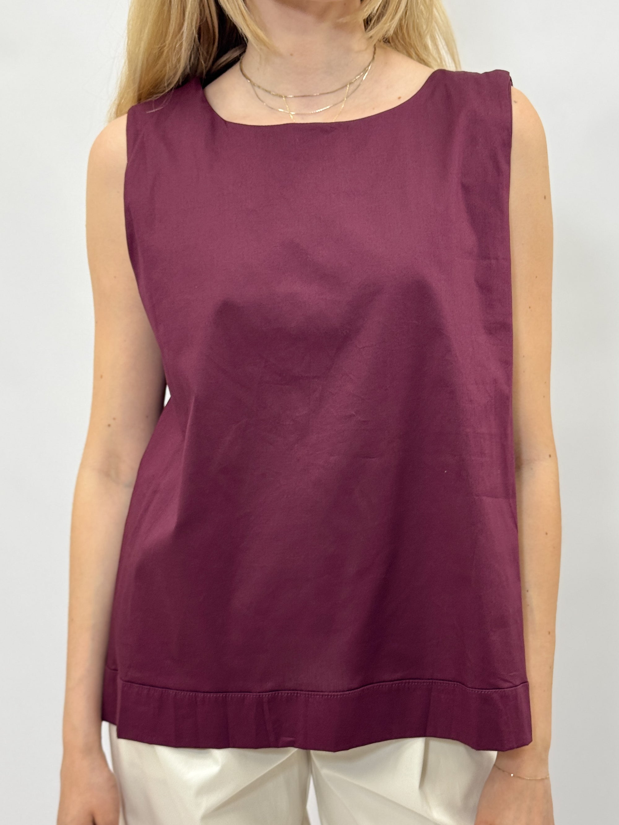 Top fluido senza maniche elegante e minimal