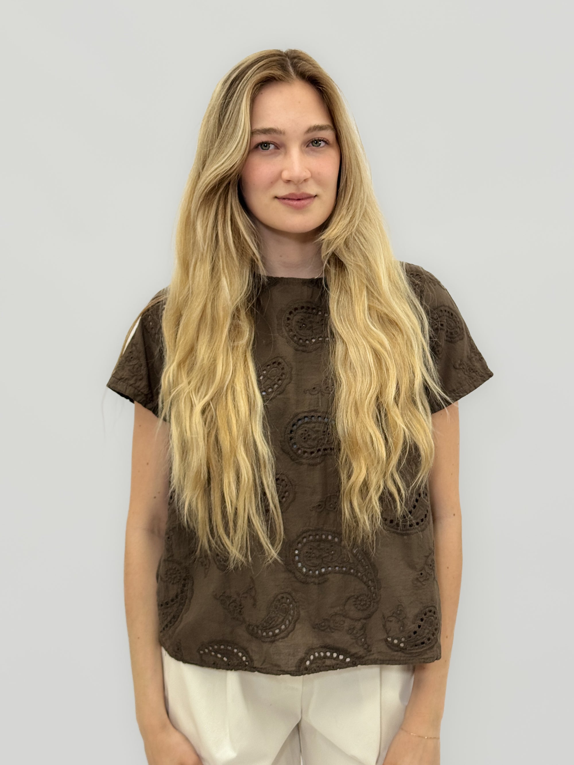 Blusa ricamata con fiocco sul retro elegante e raffinata