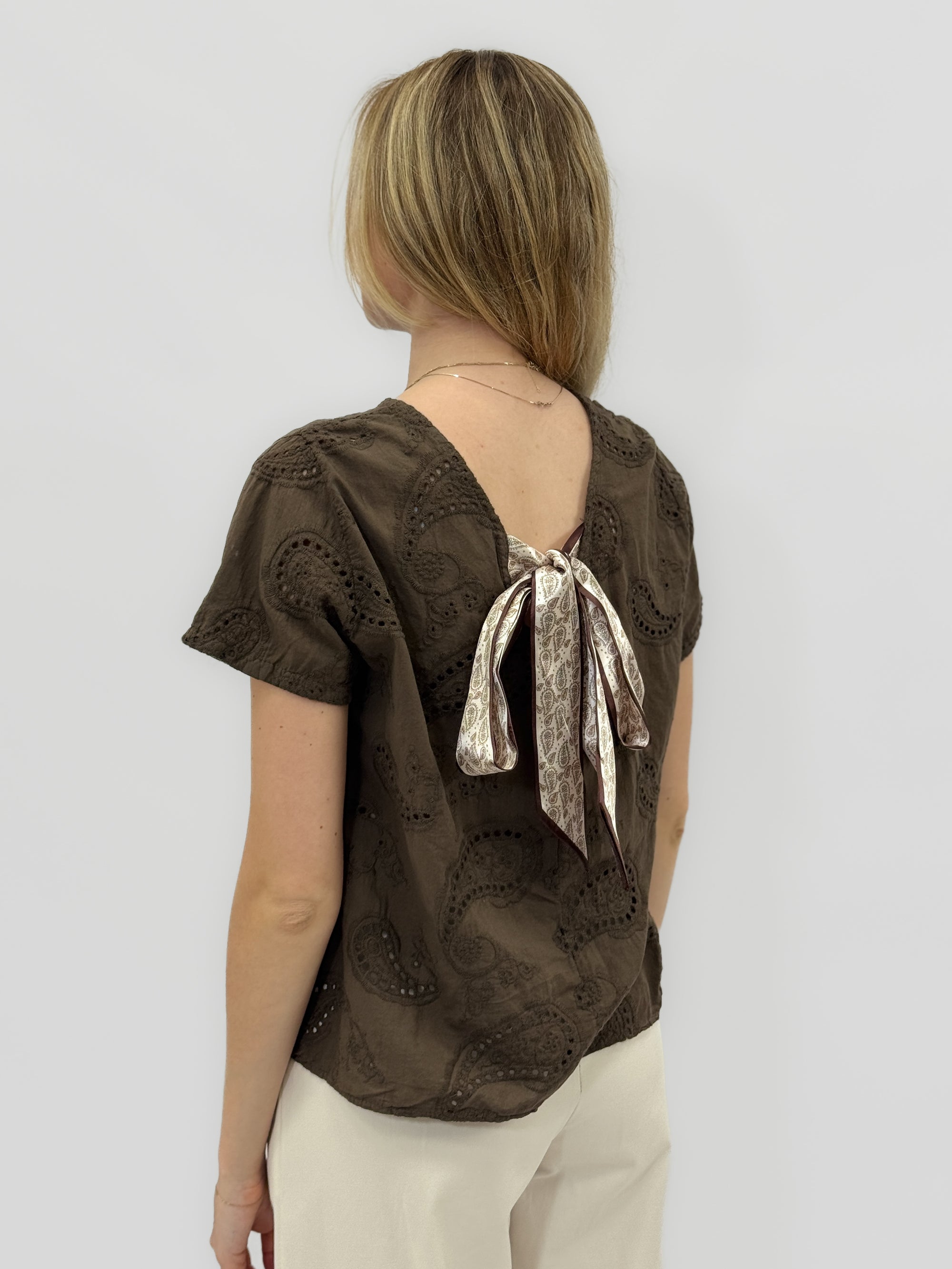 Blusa ricamata con fiocco sul retro elegante e raffinata