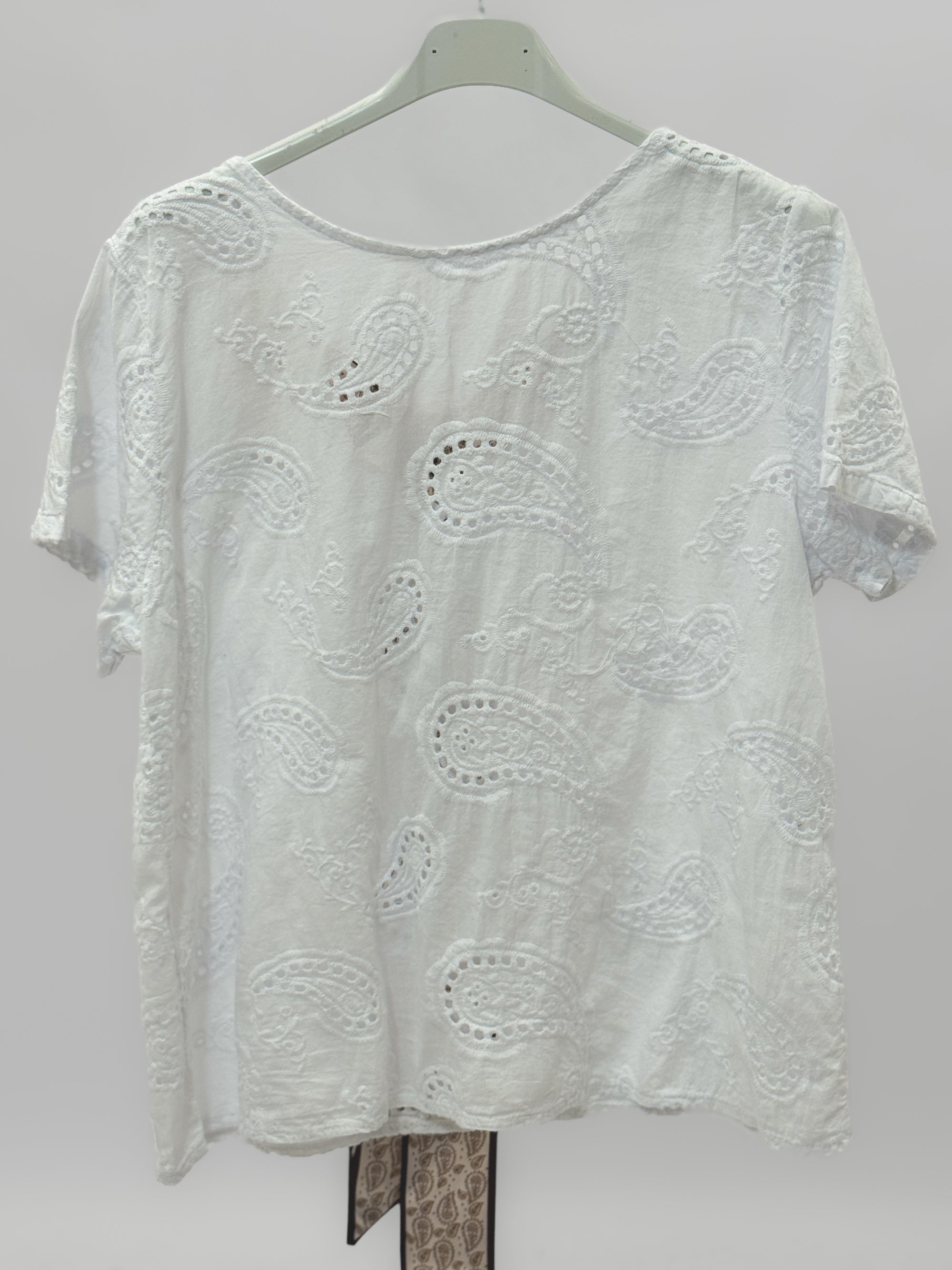 Blusa ricamata con fiocco sul retro elegante e raffinata