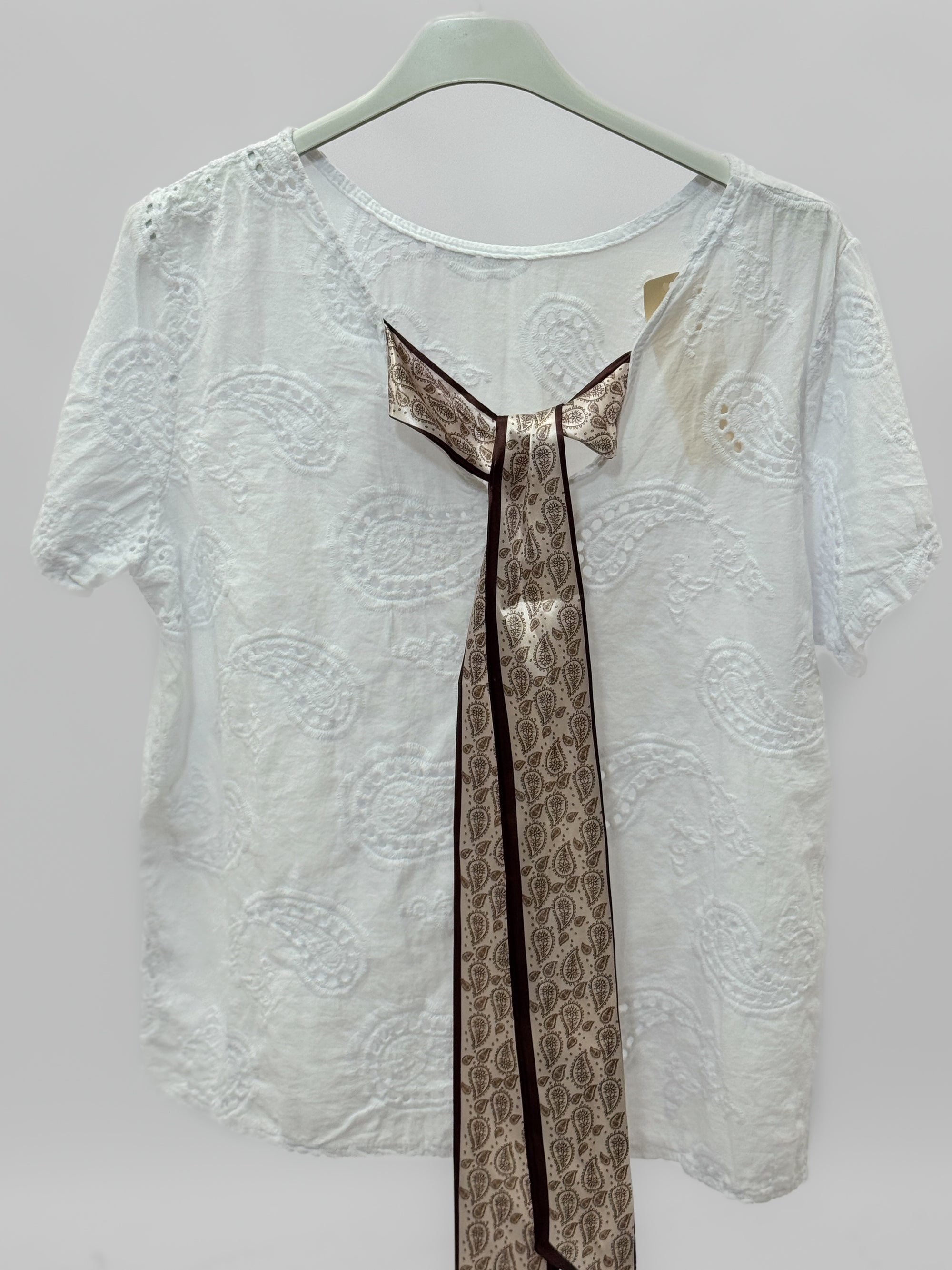 Blusa ricamata con fiocco sul retro elegante e raffinata