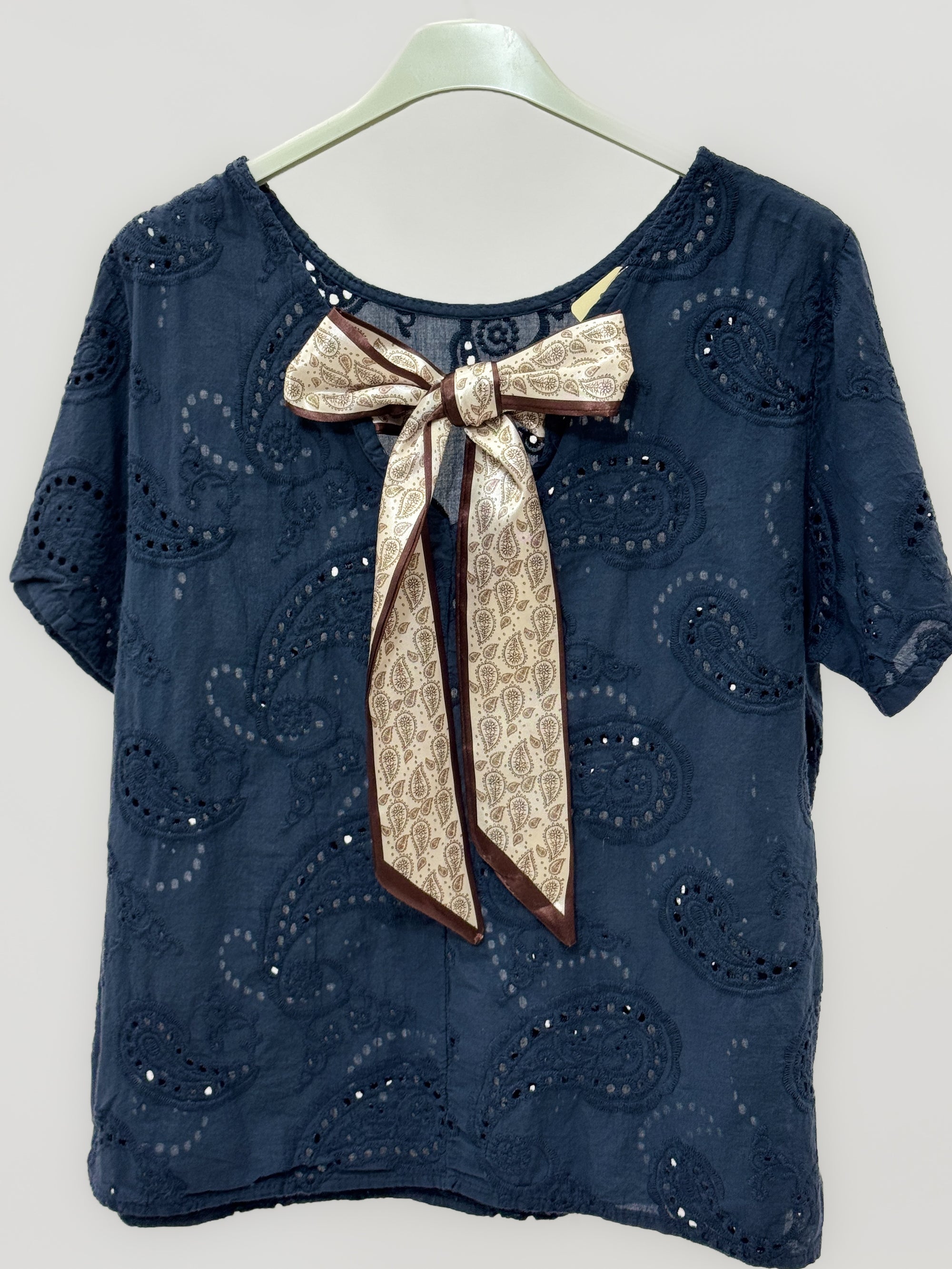Blusa ricamata con fiocco sul retro elegante e raffinata