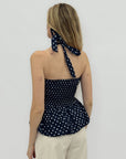 Top a pois con scollo all’americana e balza