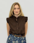 Camicia smanicata con rouches sulle spalle