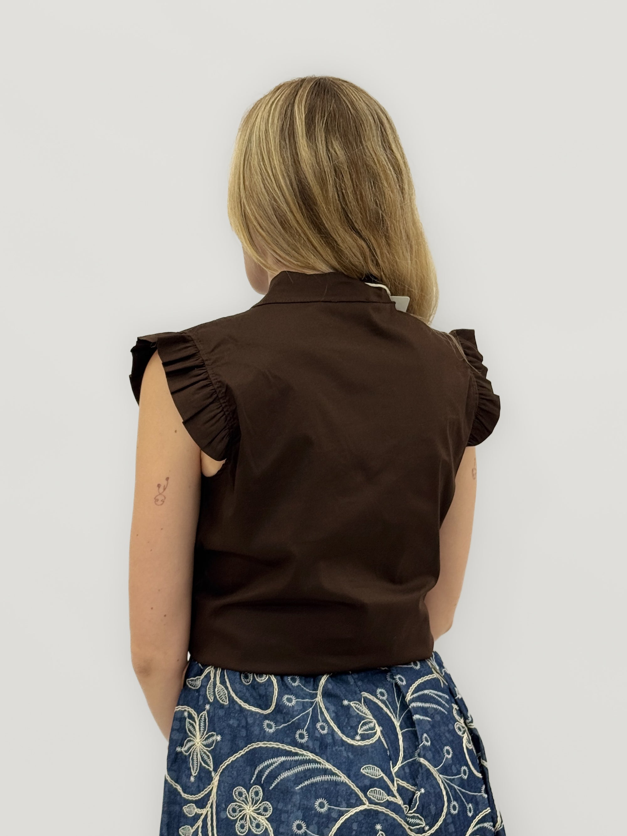 Camicia smanicata con rouches sulle spalle