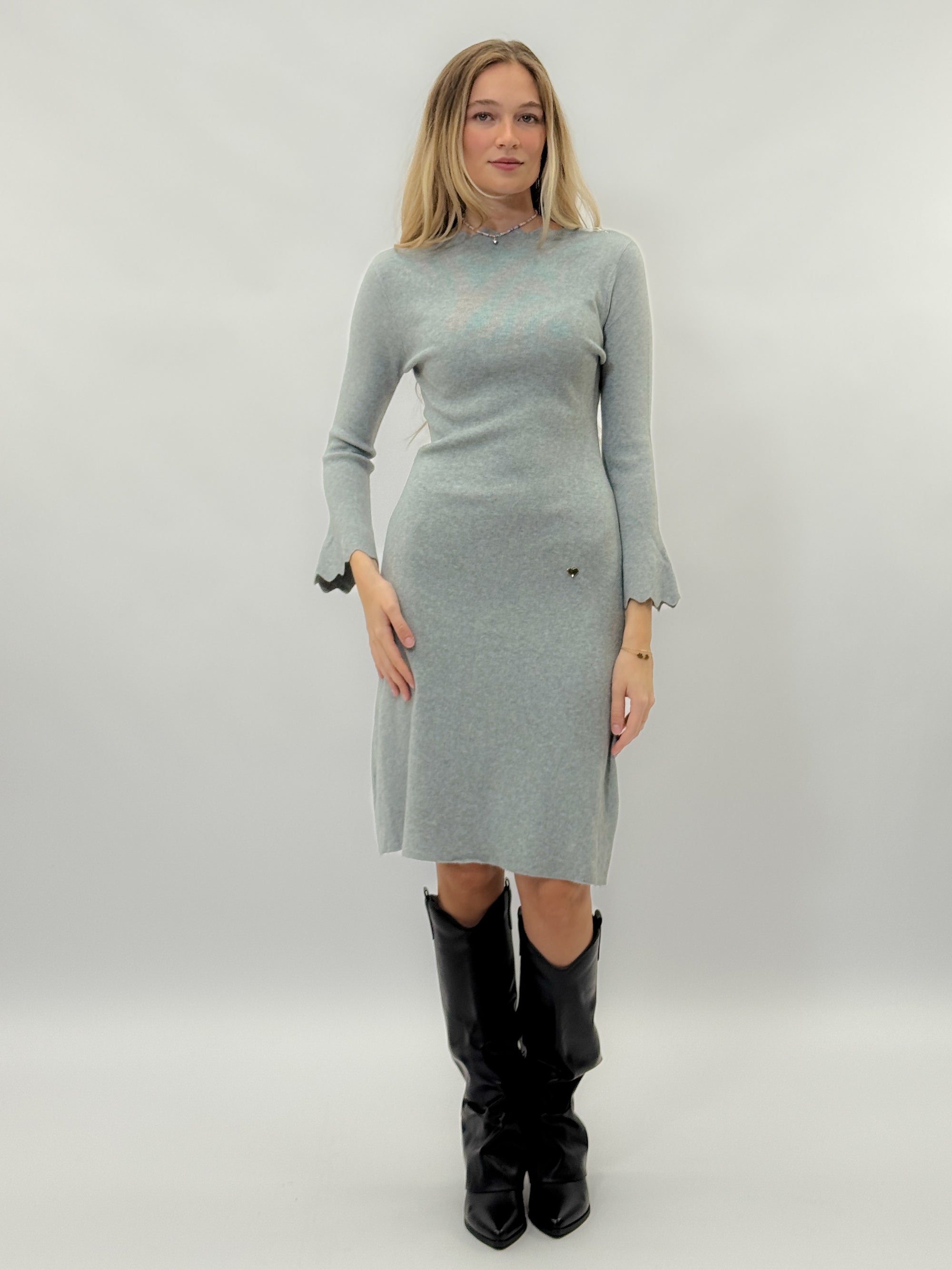 Abito midi in maglia con maniche svasate