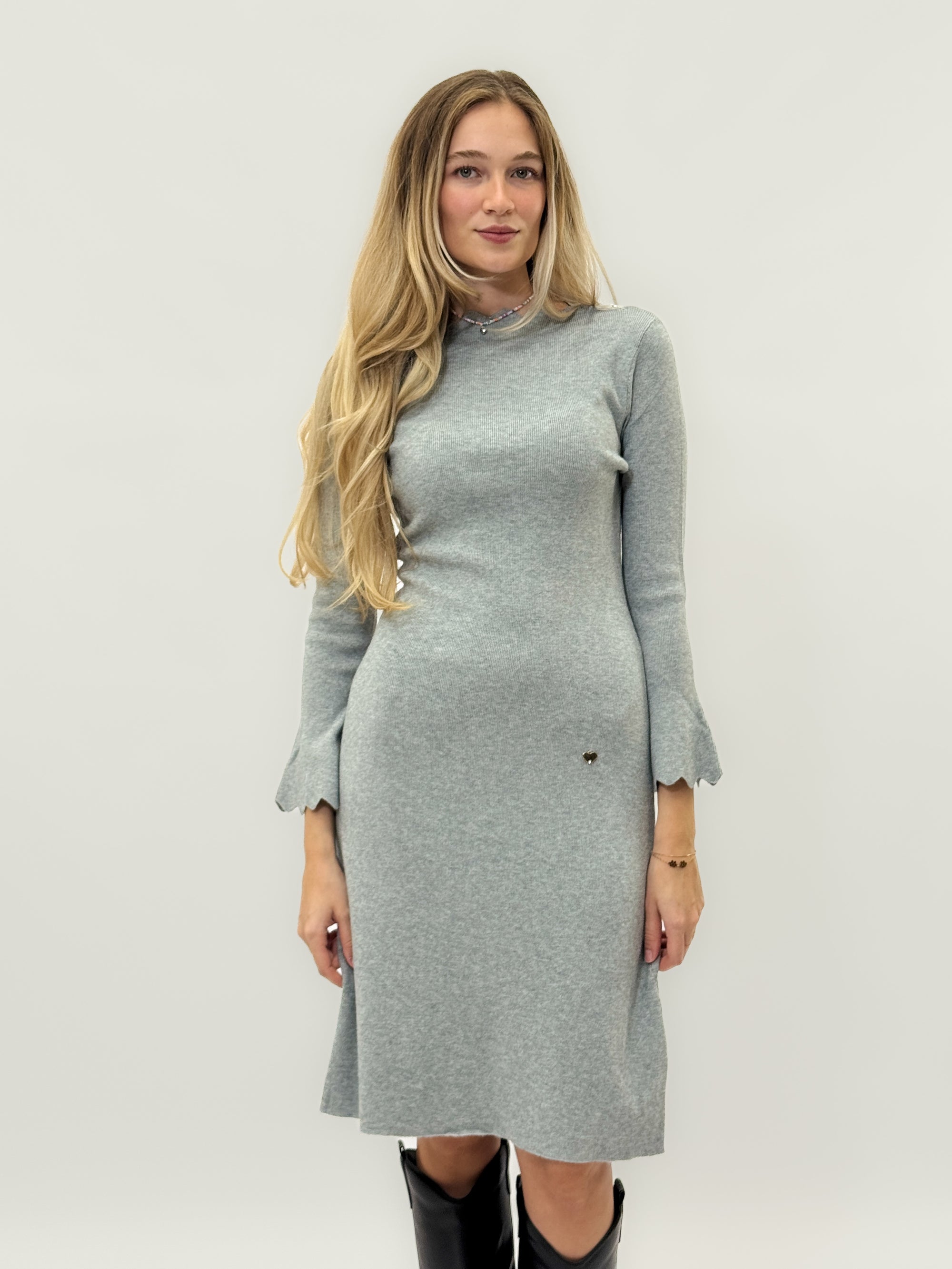 Abito midi in maglia con maniche svasate