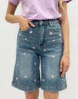 Bermuda in denim con stampa cuori
