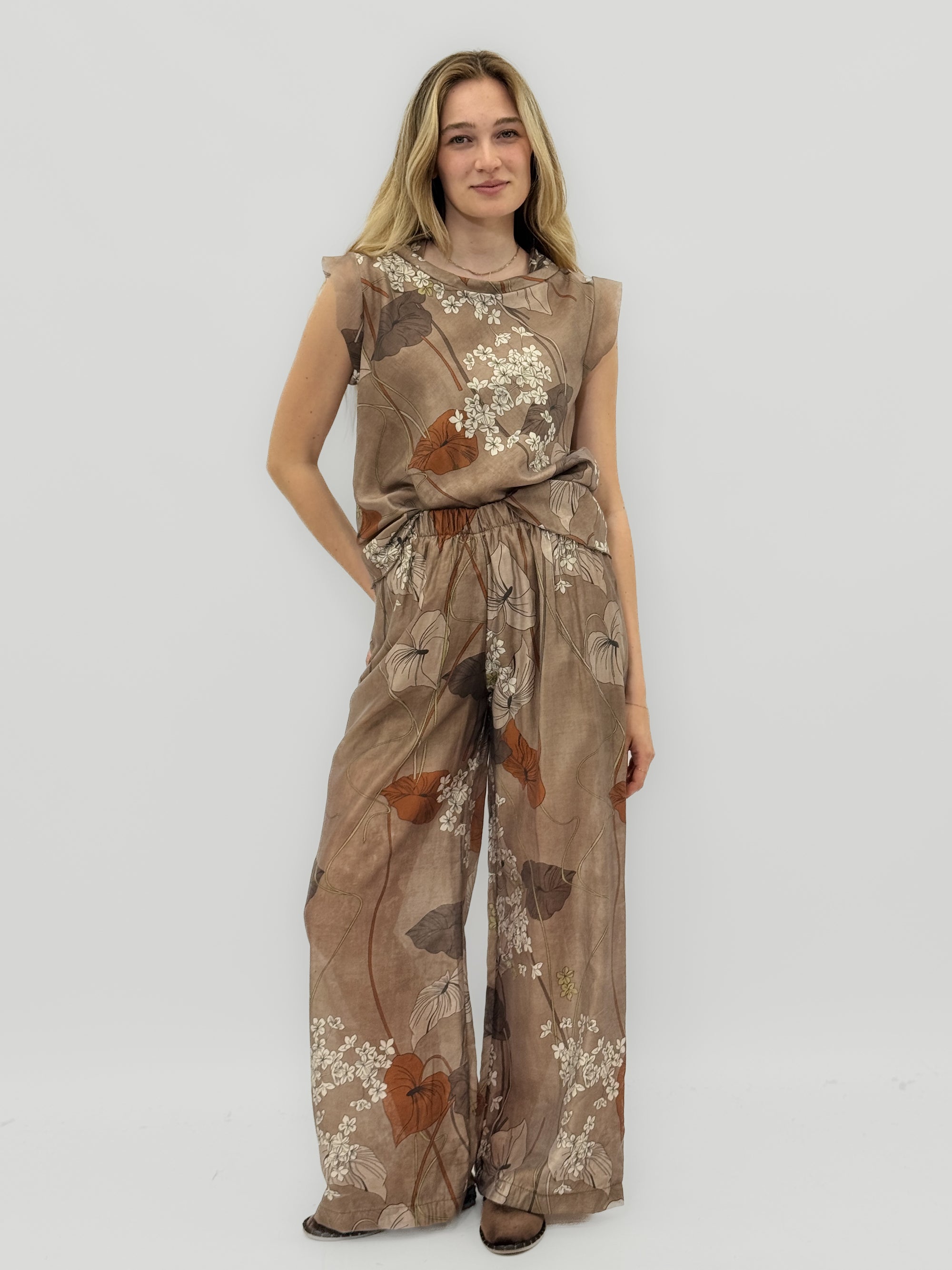 Completo fluido stampa floreale elegante e versatile