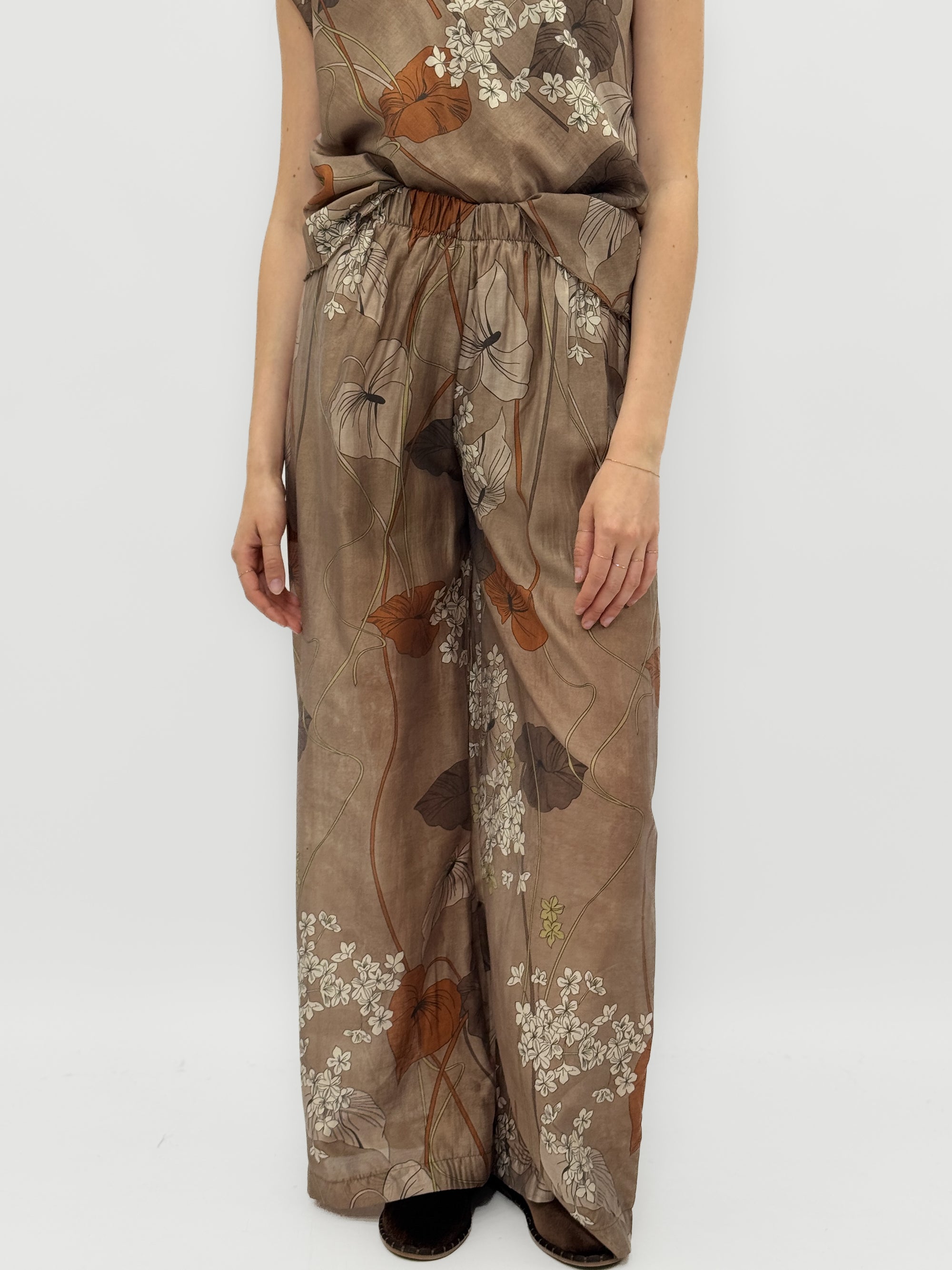 Completo fluido stampa floreale elegante e versatile