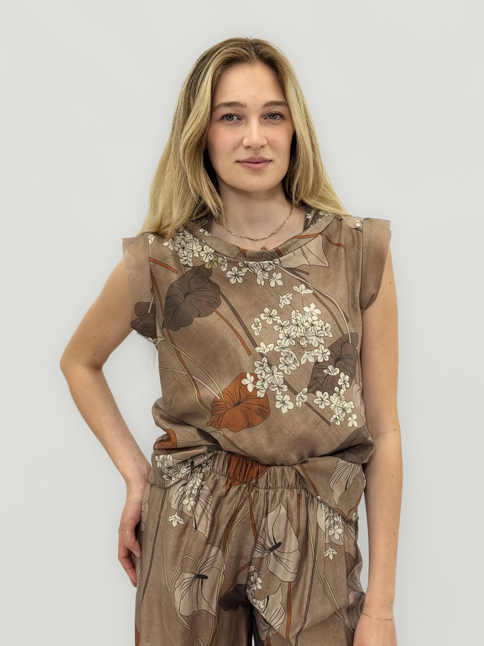 Completo fluido stampa floreale elegante e versatile