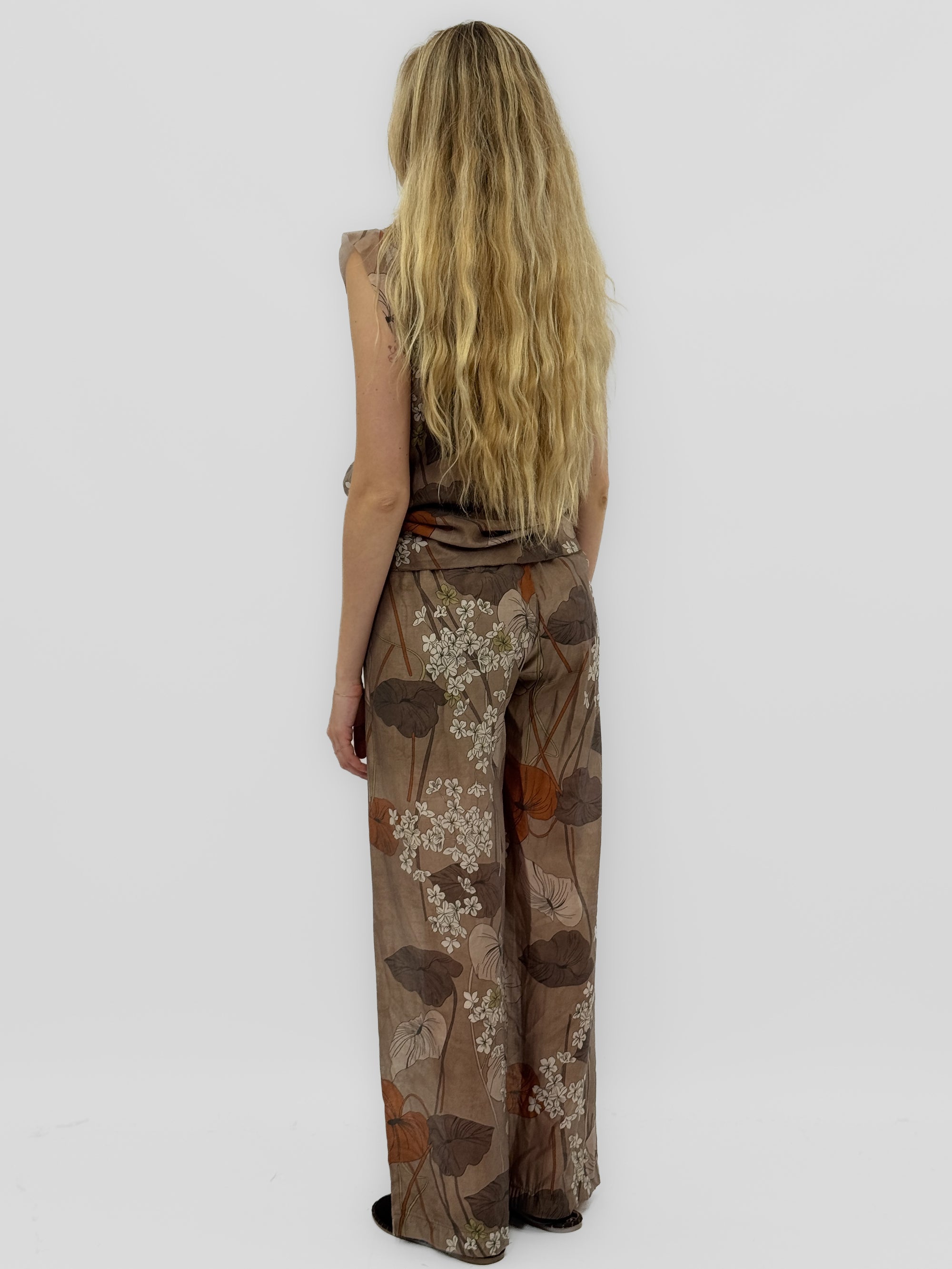 Completo fluido stampa floreale elegante e versatile
