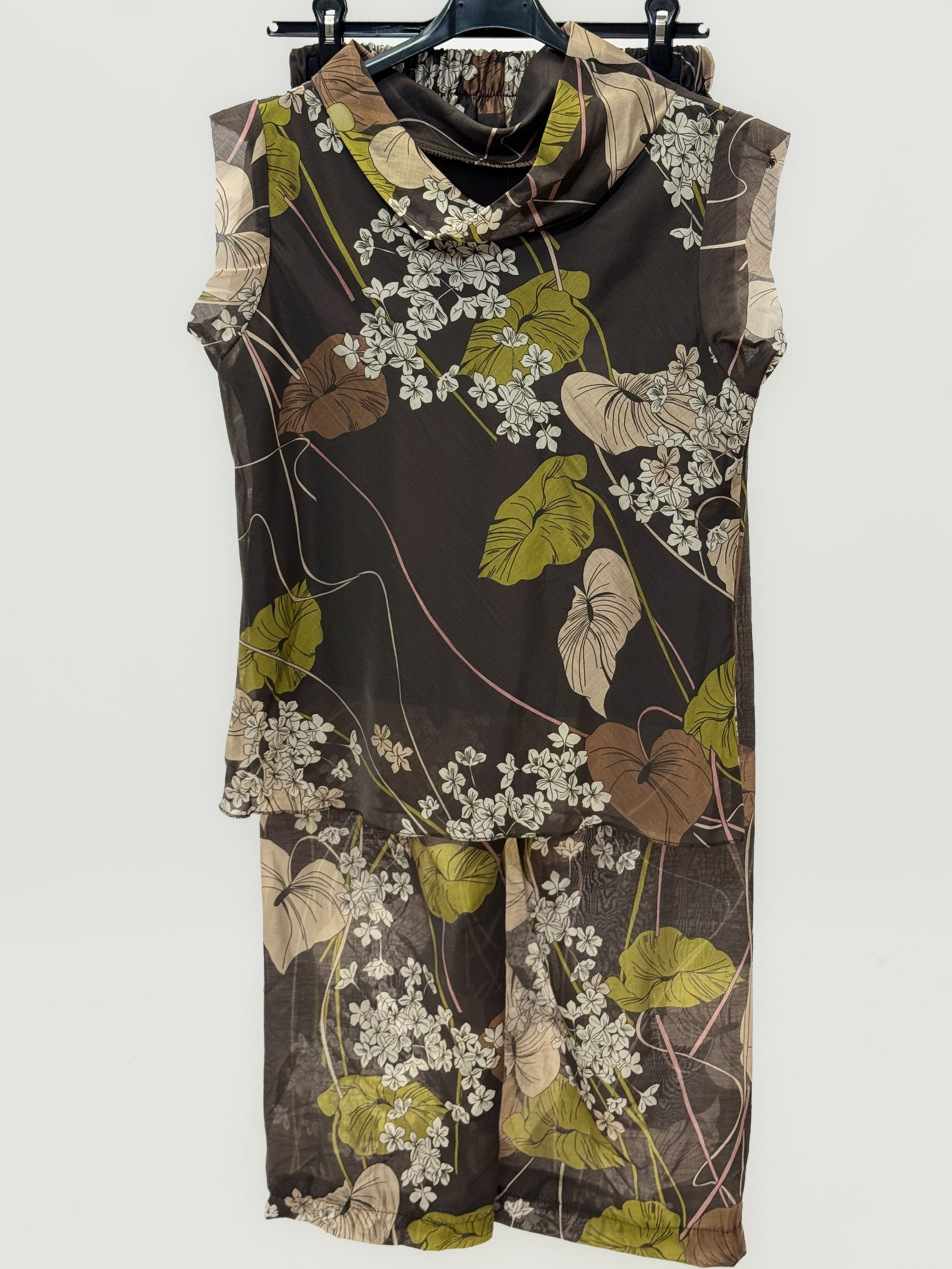 Completo fluido stampa floreale elegante e versatile