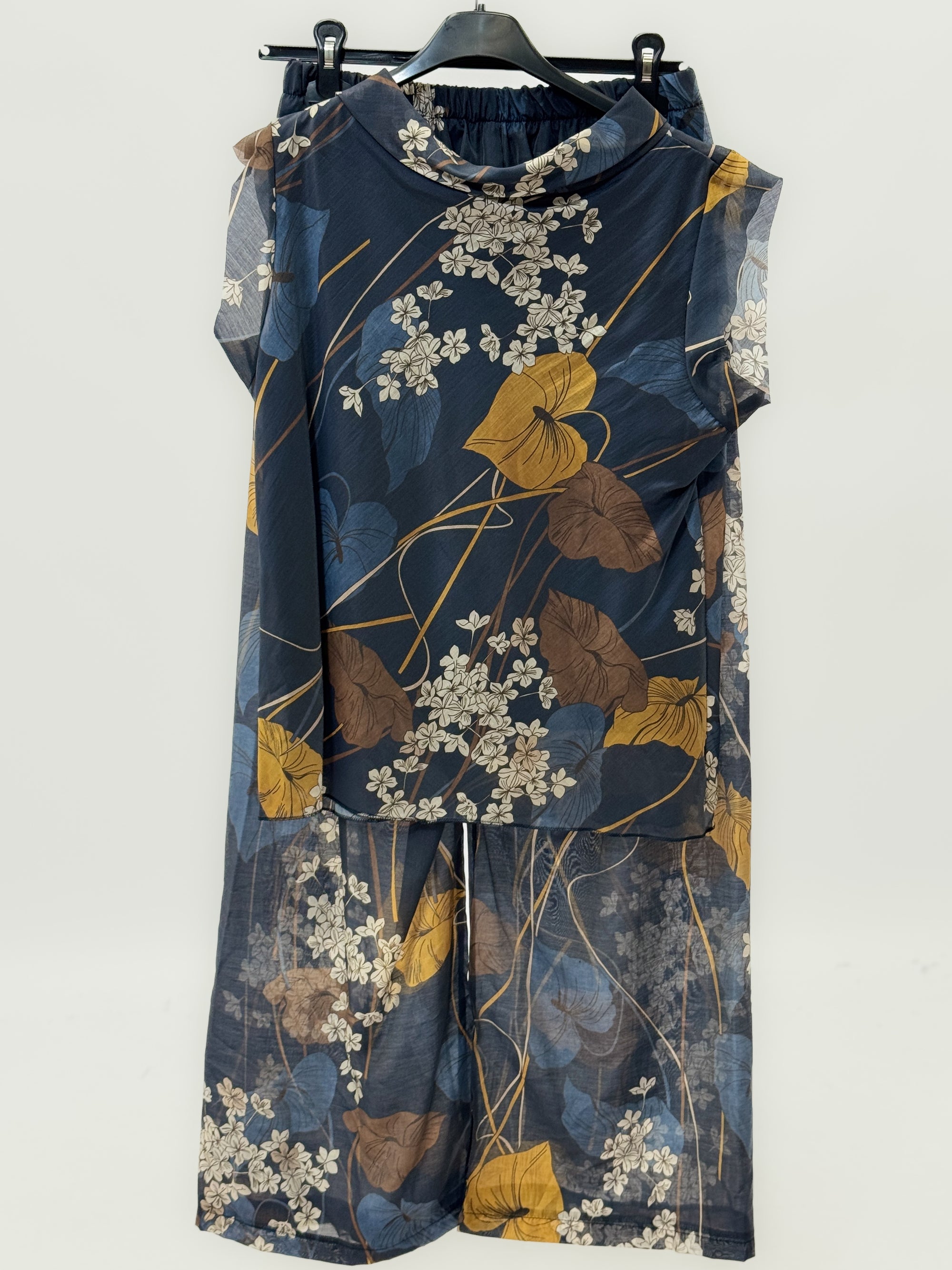 Completo fluido stampa floreale elegante e versatile