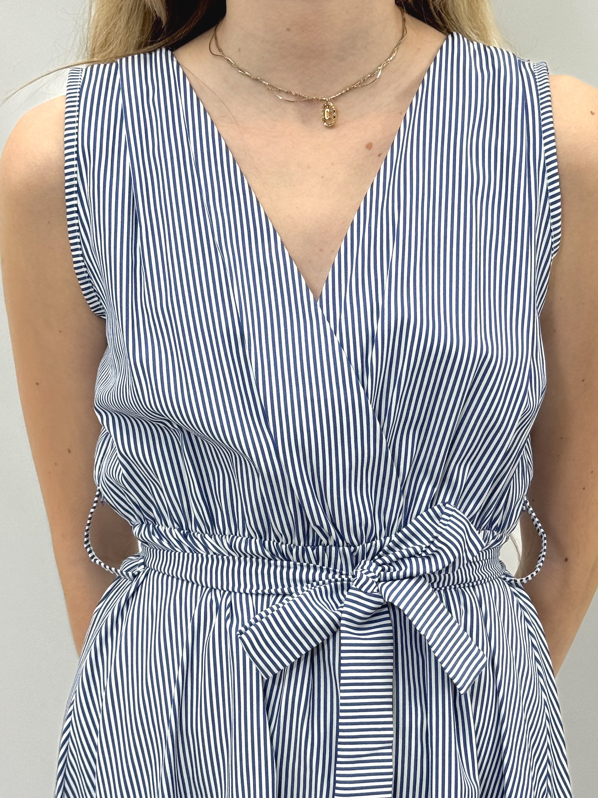 Abito midi fluido con cintura in vita elegante e fresco