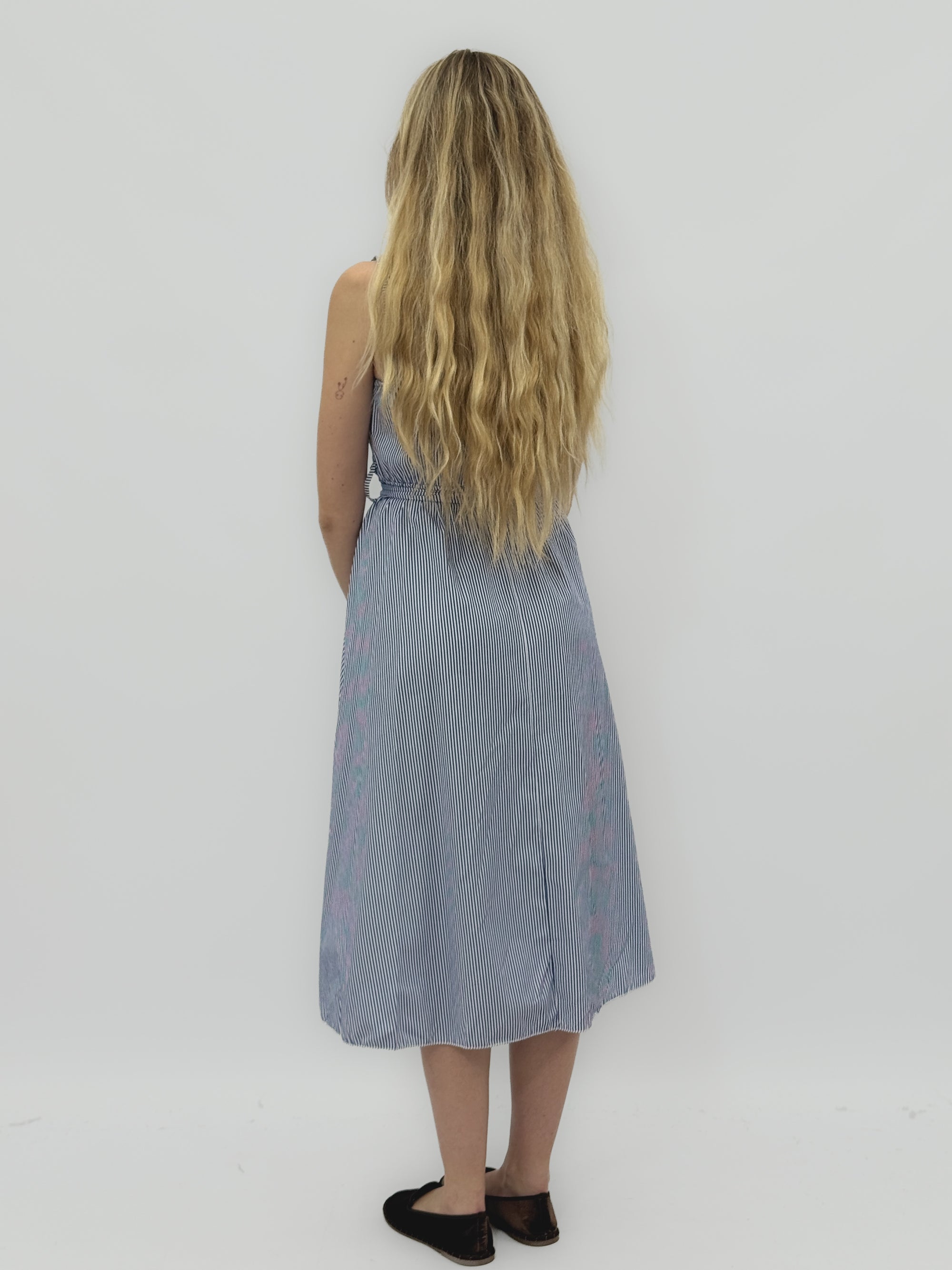 Abito midi fluido con cintura in vita elegante e fresco