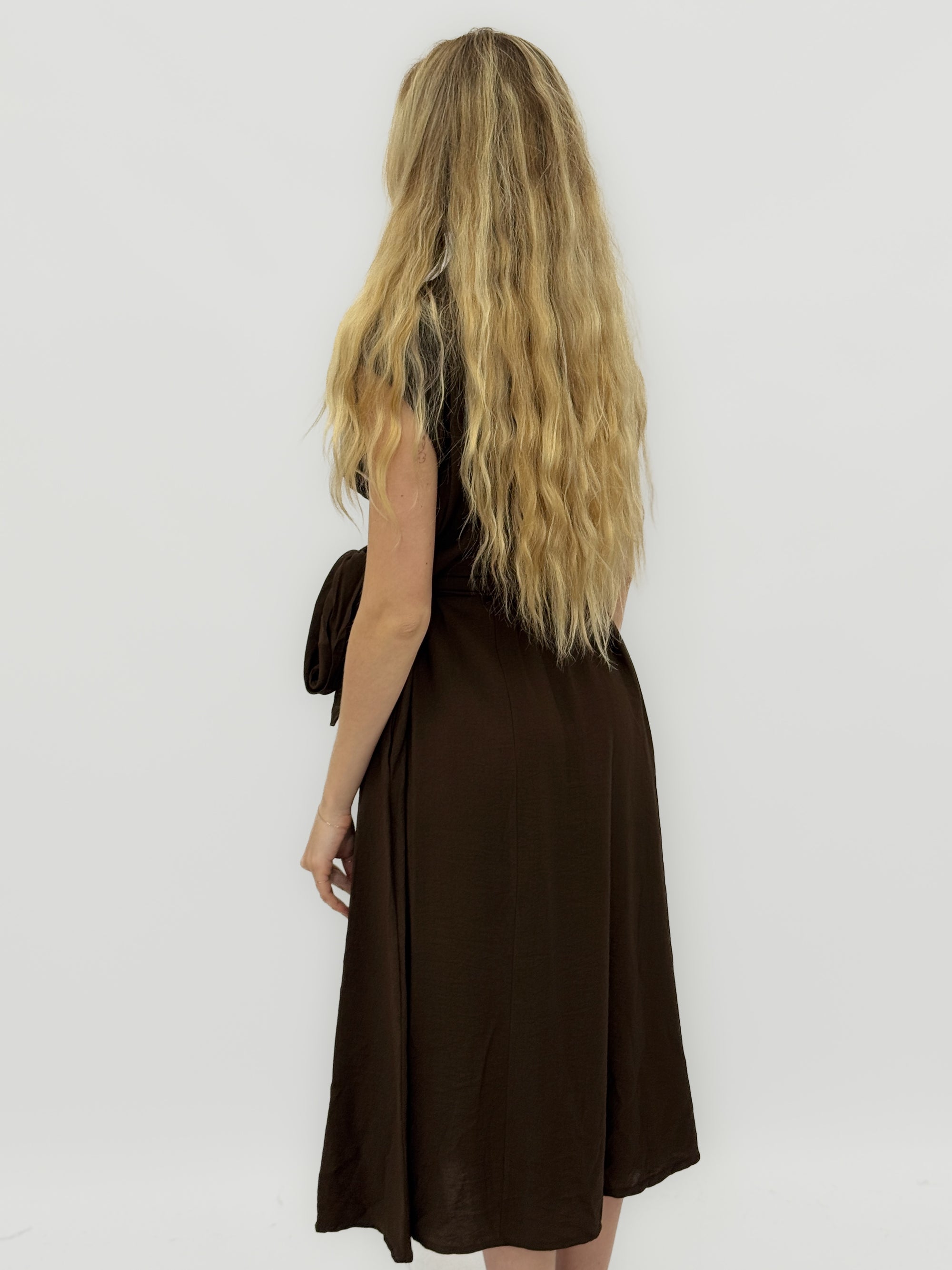Abito midi fluido con cintura in vita elegante e raffinato