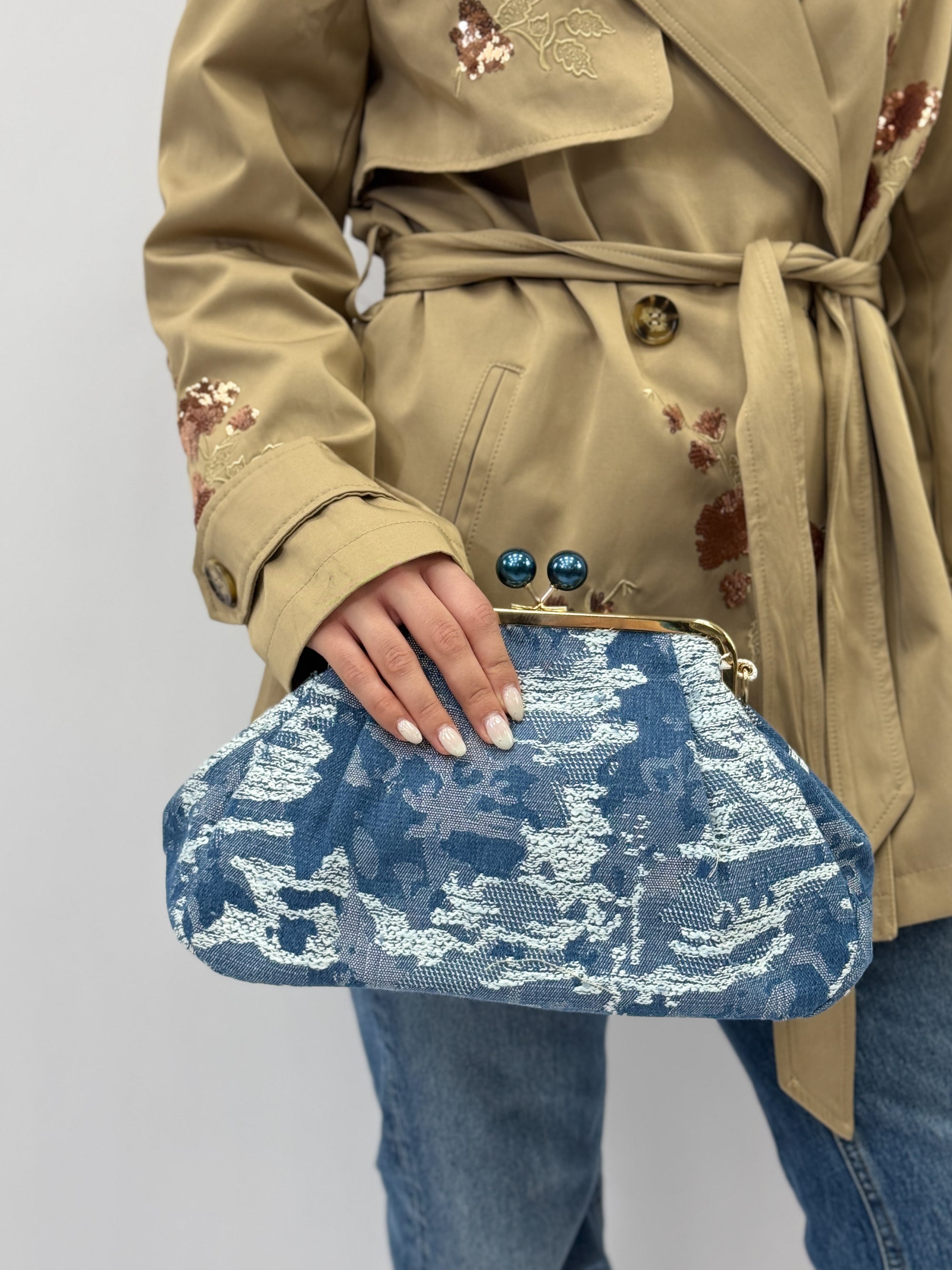 Pochette ricamata