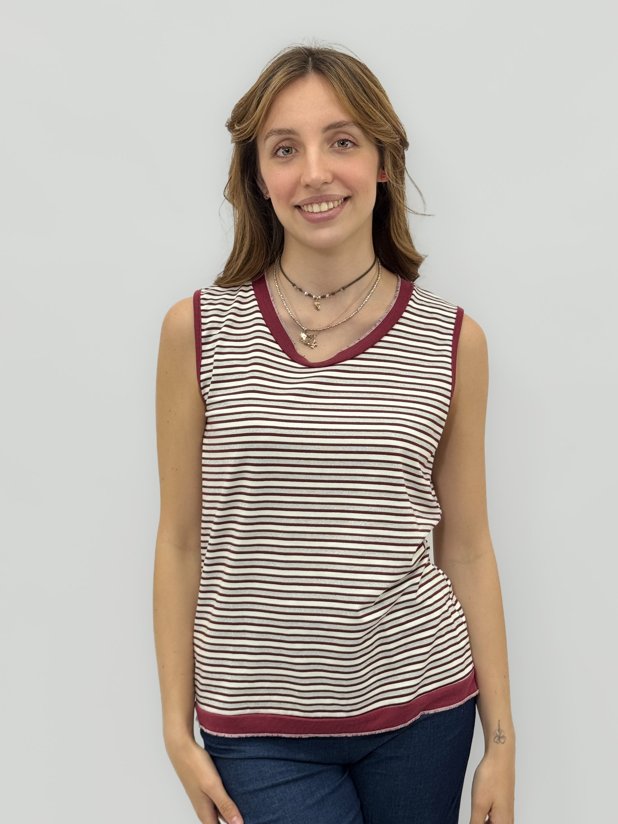 Maglia smanicata a righe con profili a contrasto