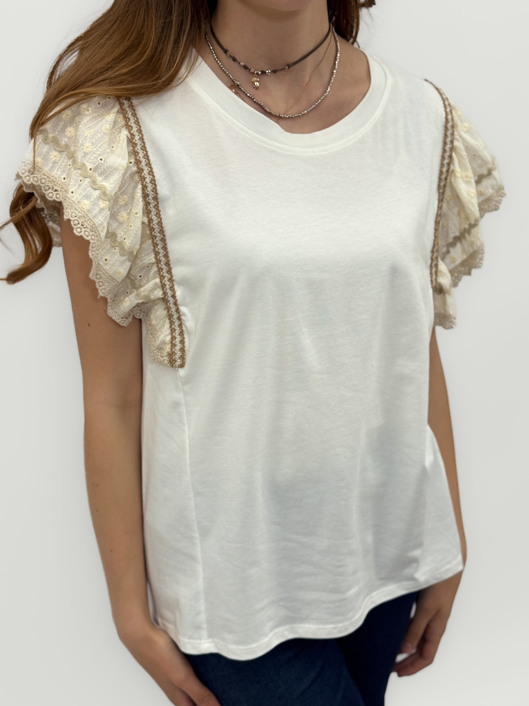 T-shirt Donna con Maniche Volant e Dettagli Ricamati