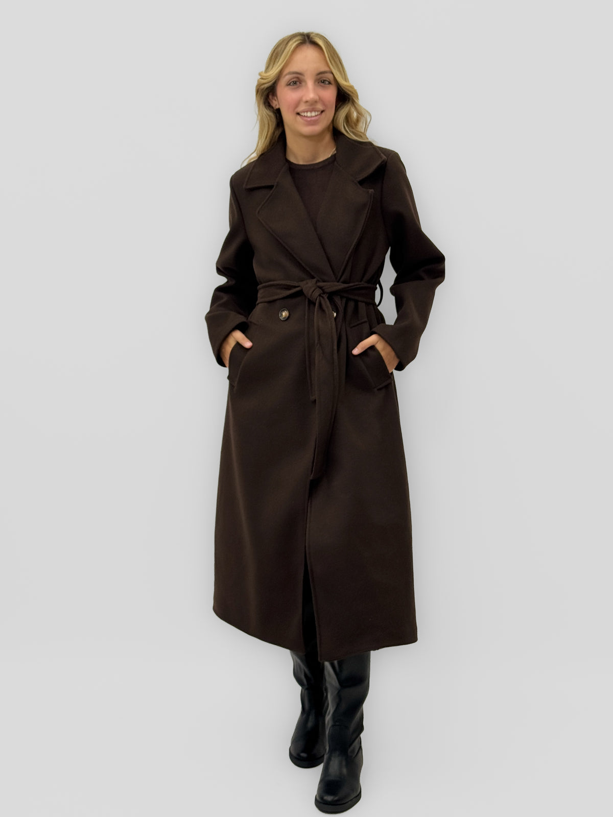 Cappotto lungo con cintura e dettagli - Eleganza e calore