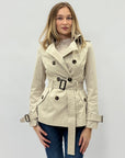 Trench corto con cintura