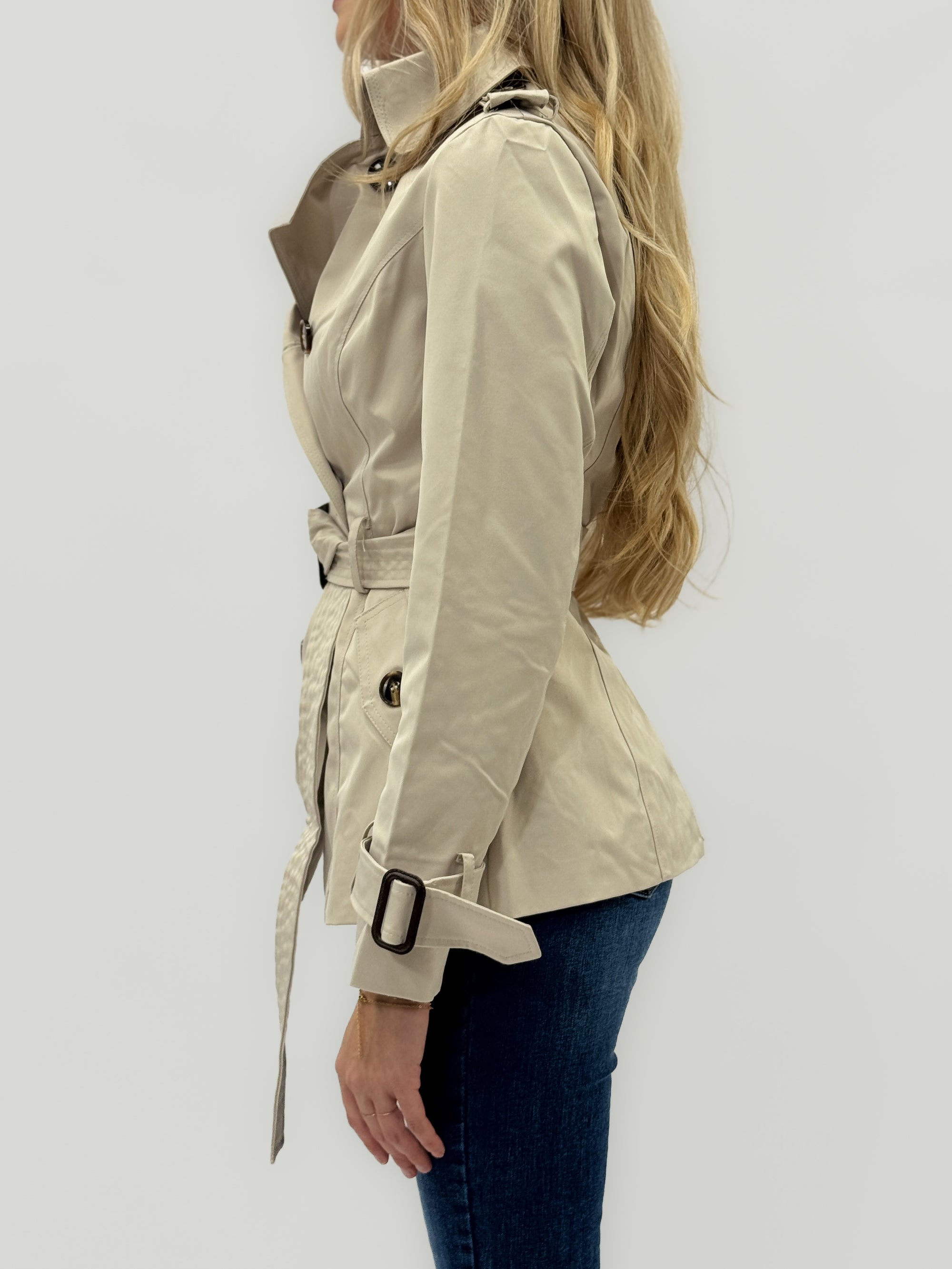 Trench corto con cintura