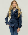 Trench corto con cintura
