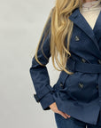 Trench corto con cintura