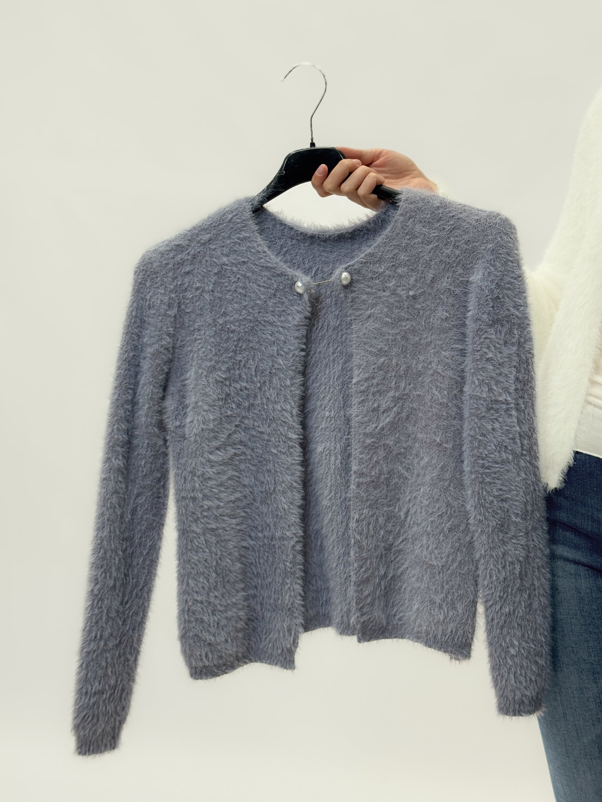 Pullover con chiusura a spilla con perla